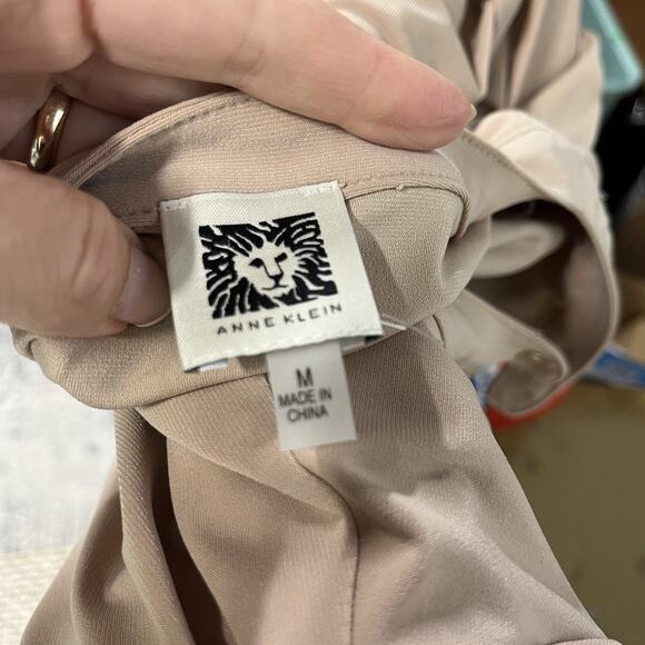 Anne Klein Tunic Top Blouse size Medium Khaki Camel Gold Zipper Pockets Stretch - Picture 8 of 8